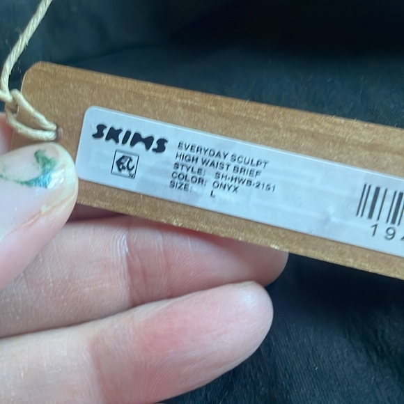 SKIMS - Picture 7 of 8